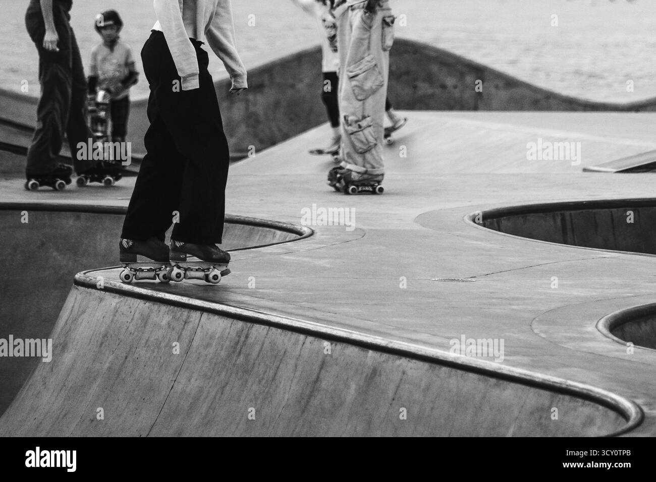 Collezione editoriale che cattura lo skateboard dinamico al Venice Beach Skatepark, mostra la cultura urbana, le abilità atletiche e la vibrante energia costiera. Foto Stock