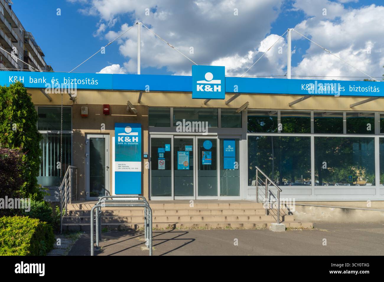 K&H Bank and Insurance Branch in Ungheria, parte di uno dei principali istituti finanziari del paese che offrono servizi bancari e assicurativi. Foto Stock