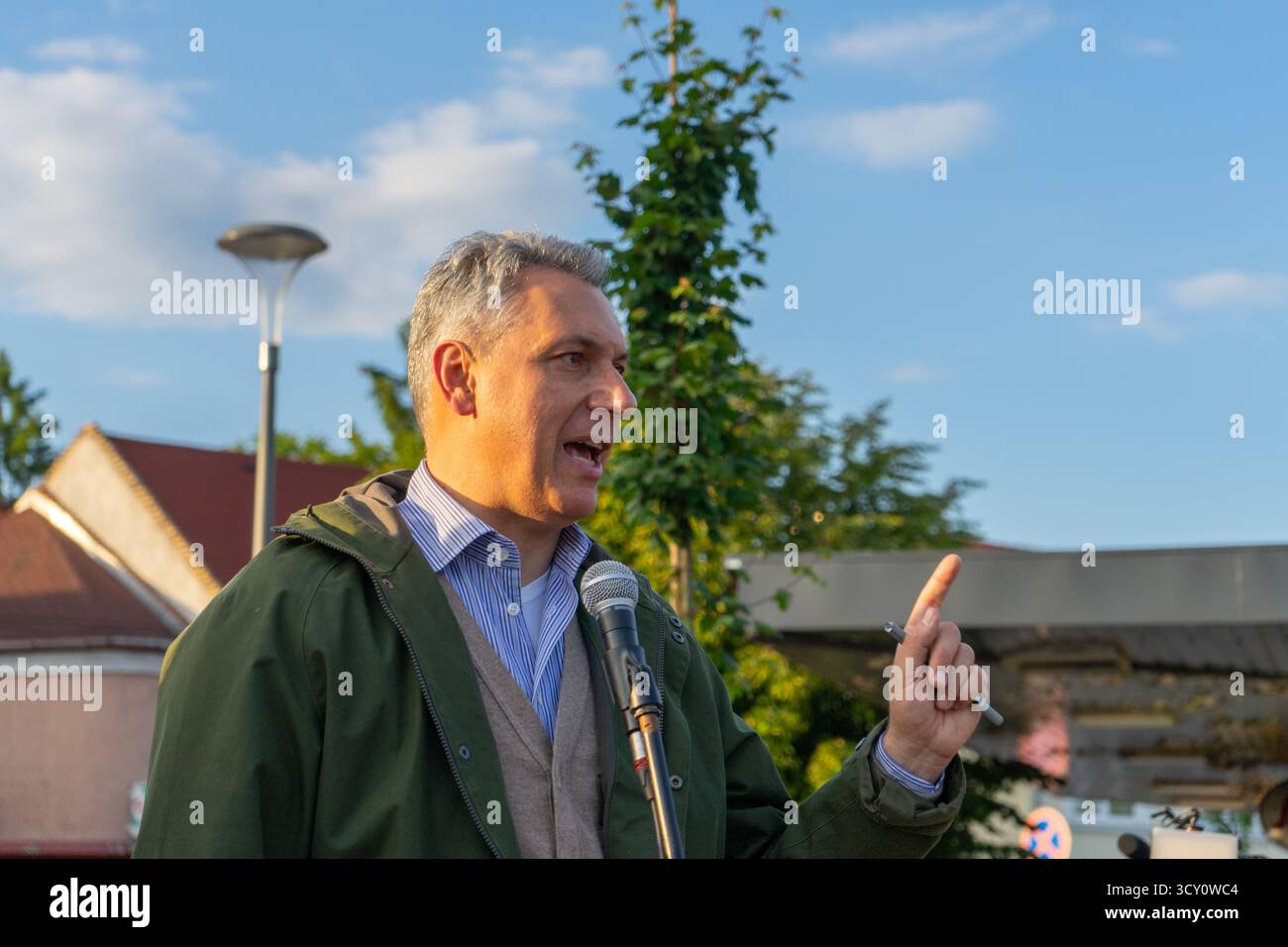 Janos Lazar, ministro ungherese delle costruzioni e dei trasporti, interviene in un forum pubblico “Lázárinfó” dove vivono le domande dei cittadini. Foto Stock