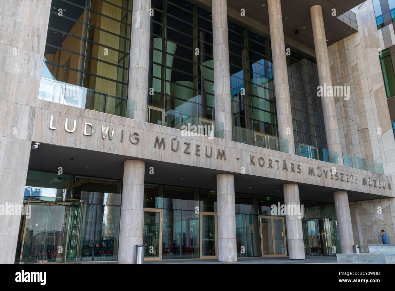Ingresso al Ludwig Museum of Contemporary Art di Budapest, un'istituzione leader per la cultura visiva moderna e contemporanea in Ungheria. Foto Stock