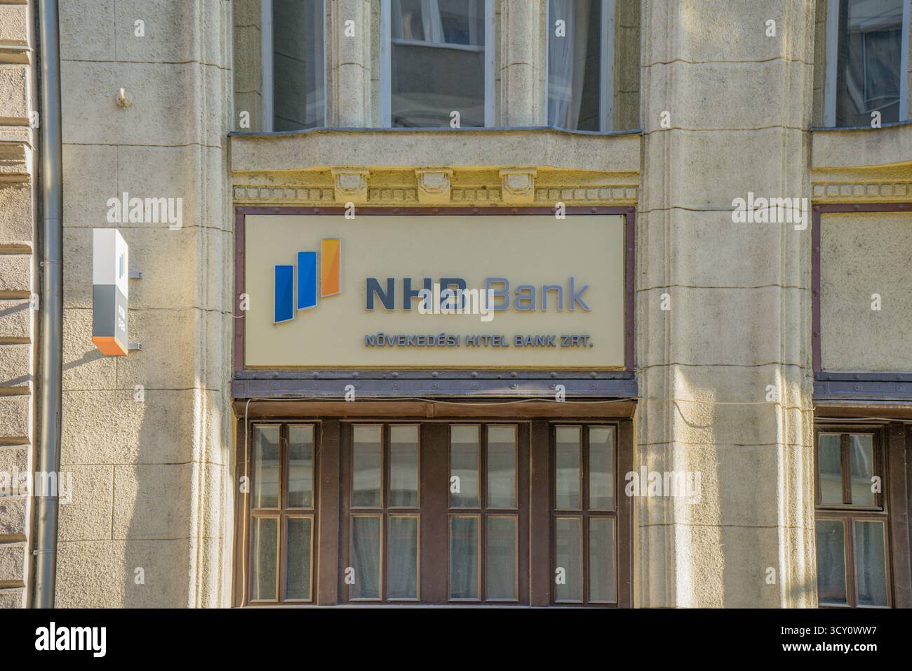 Succursale chiusa della NHB Bank a Budapest, Ungheria, un tempo parte del settore finanziario del paese prima della sua liquidazione. Foto Stock