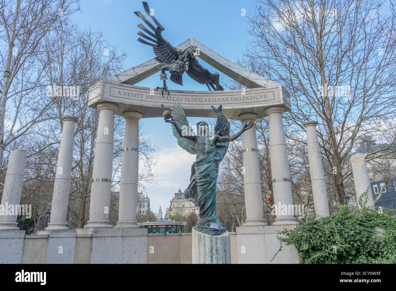 Controverso monumento alle vittime dell'occupazione tedesca a Budapest, Ungheria, simboleggiando i dibattiti sulla memoria della seconda guerra mondiale. Foto Stock