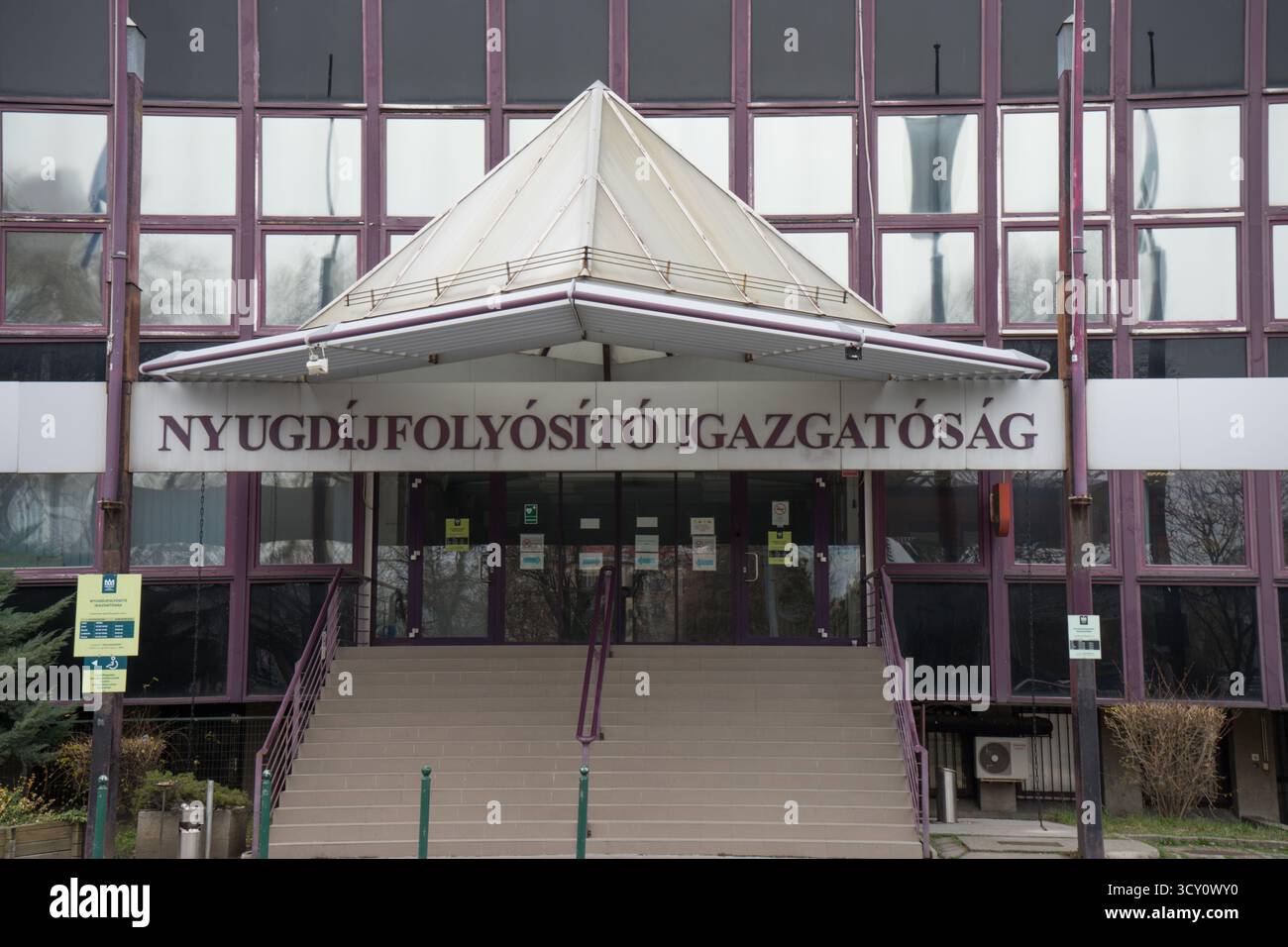 Ingresso della direzione per i pagamenti delle pensioni dell’Ungheria a Budapest, l’ufficio centrale che gestisce l’amministrazione statale delle pensioni. Foto Stock