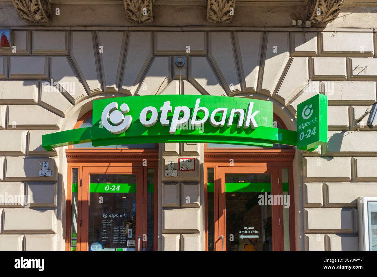 Filiale di OTP Bank a Budapest, il più grande istituto finanziario ungherese e uno dei principali attori del settore bancario dell’Europa centrale e orientale. Foto Stock