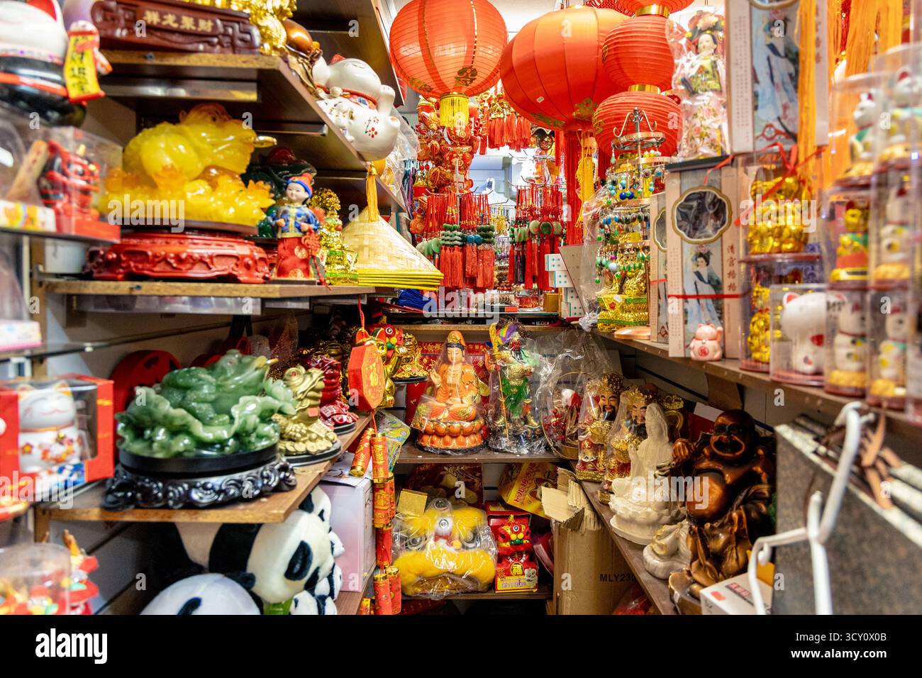 Interno di un negozio di souvenir a Chinatown, Londra, Inghilterra Foto Stock