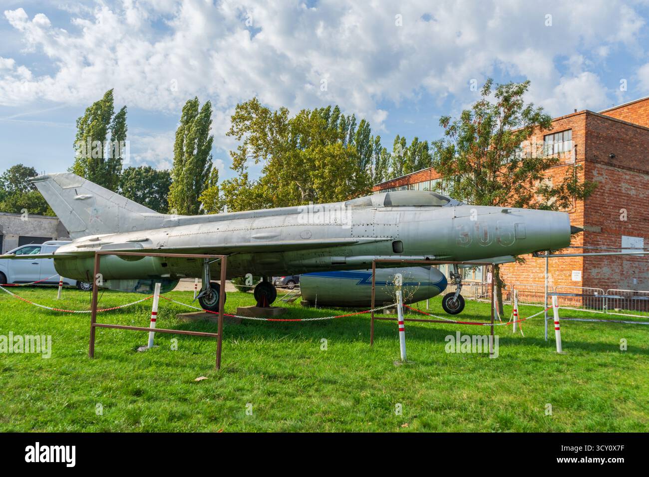 Caccia jet d'epoca sovietica esposto all'aeroporto di Budaörs. Foto Stock