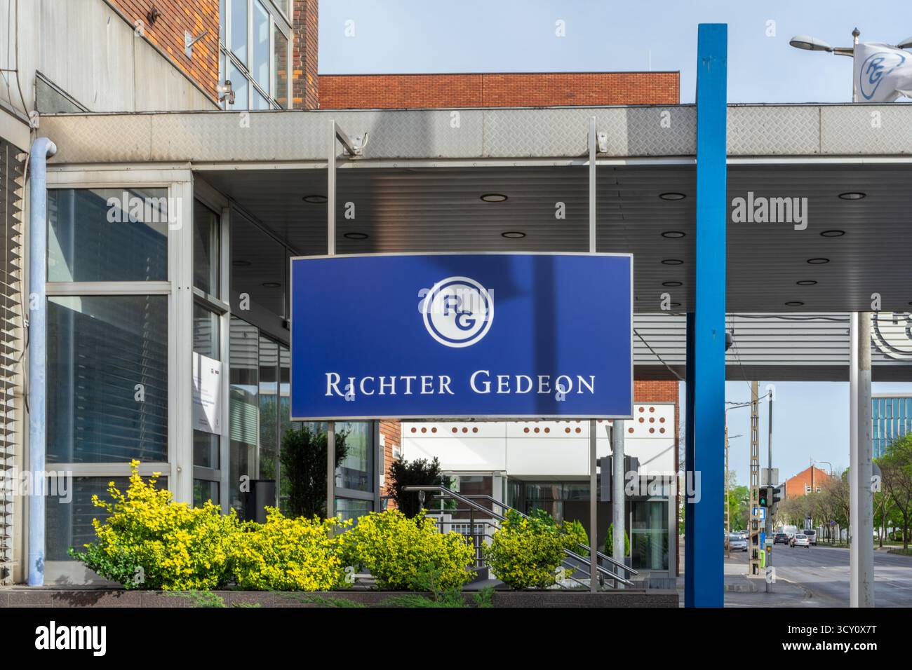 Ingresso della sede centrale di Richter Gedeon a Budapest, una delle principali aziende farmaceutiche dell'Europa centrale. Foto Stock