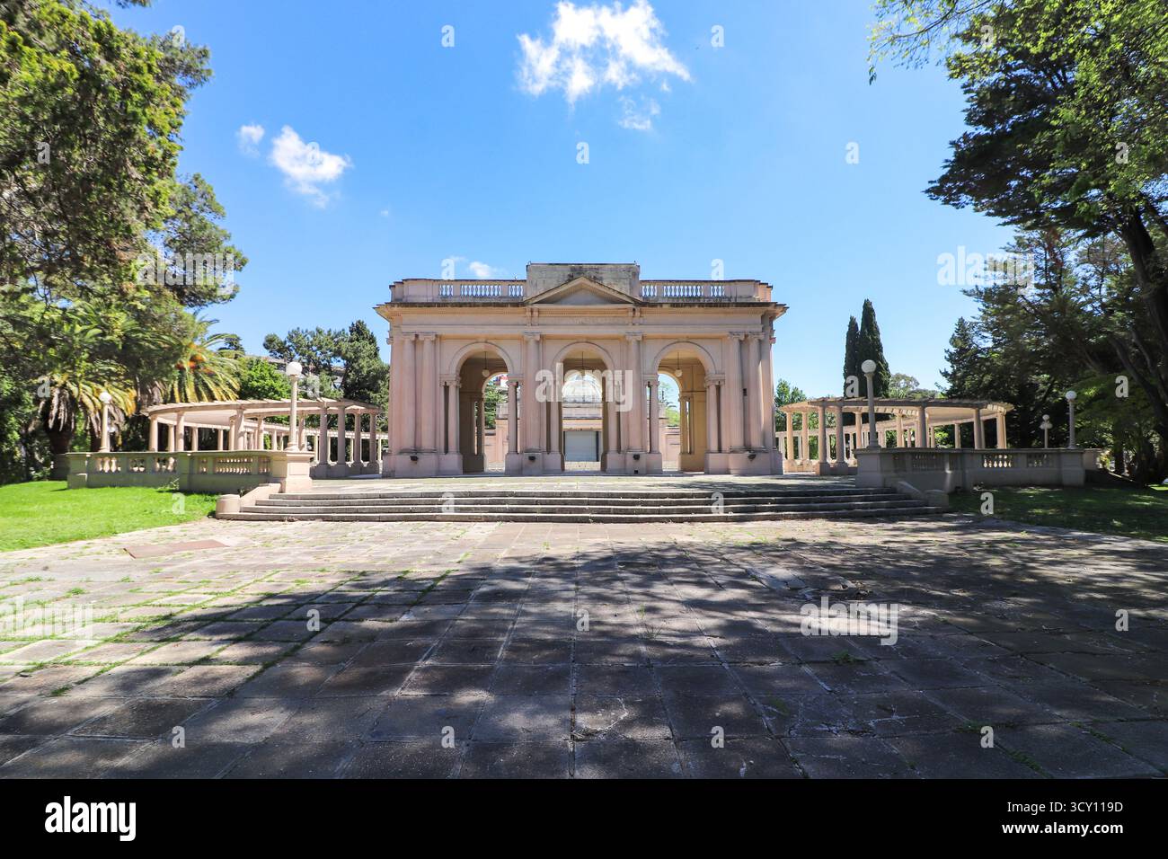 Vista frontale dello storico anfiteatro Martin Fierro di la Plata, Argentina. La sua architettura classica in un ambiente naturale circondato da alberi e ga Foto Stock