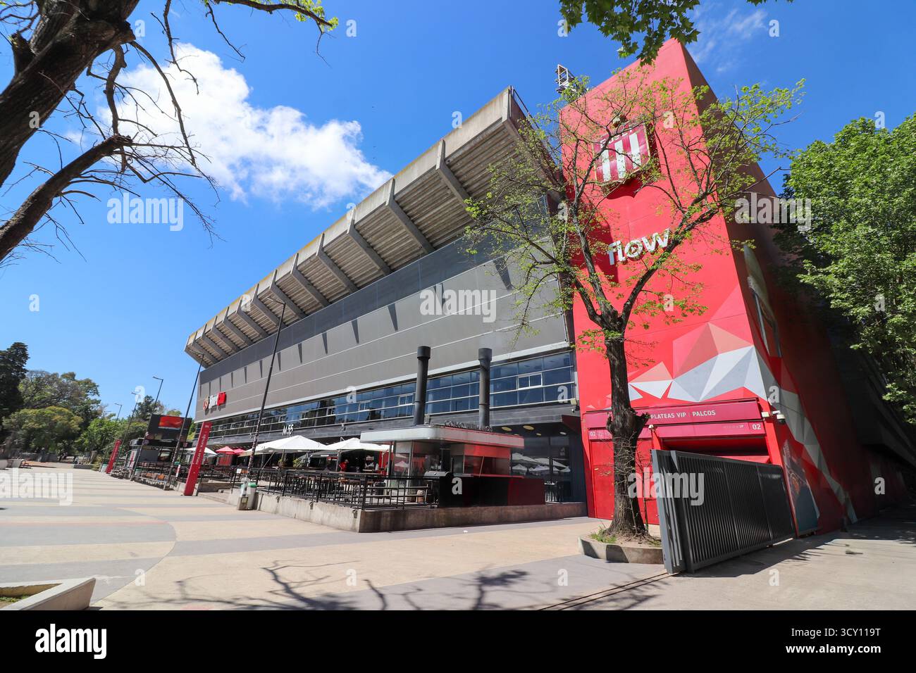 Facciata esterna del moderno stadio uno Jorge Luis Hirschi, sede del club Estudiantes de la Plata. Architettura sportiva a la Plata, Argentina. Su Foto Stock