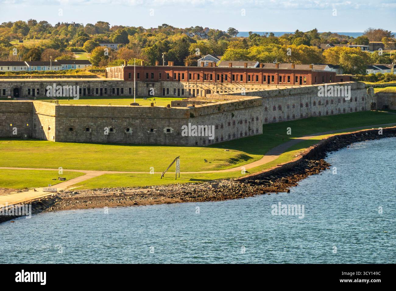 Newport, RI - US - 3 ottobre 2025 Fort Adams, una storica fortezza costiera del XIX secolo sulla baia di Narragansett, circondata da prati e acqua blu Foto Stock