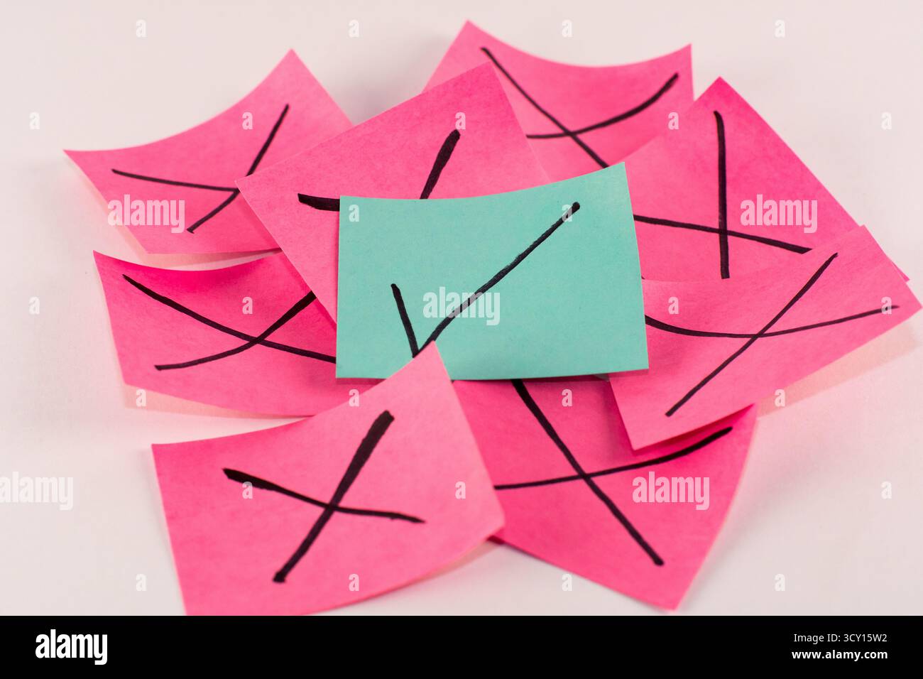 Post-it Notes con segno di spunta e X Marks che rappresentano il processo di scelta, valutazione e selezione Foto Stock