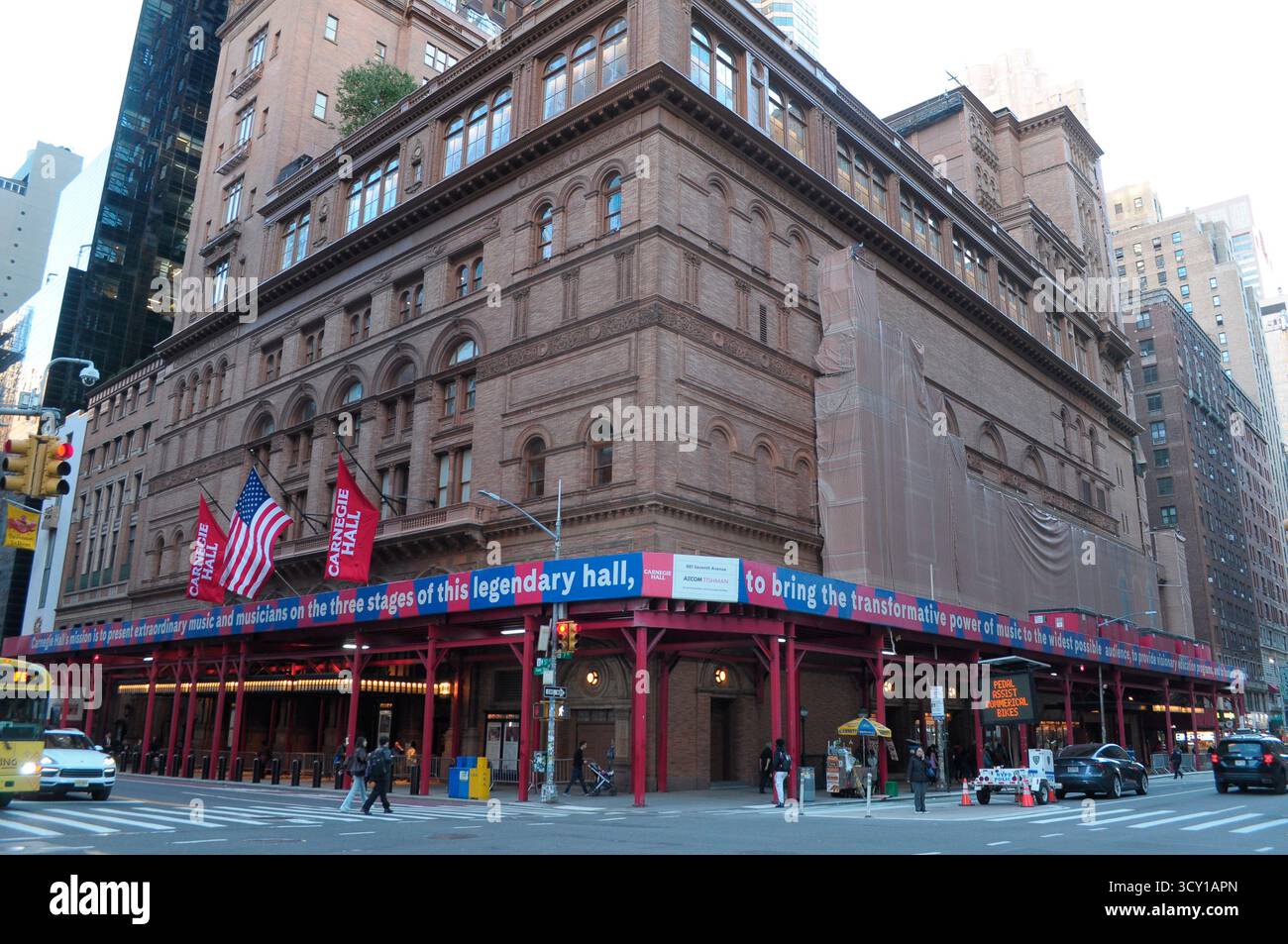 New York, Stati Uniti. 16 ottobre 2025. Carnegie Hall si trova a Manhattan, New York. Credito: SOPA Images Limited/Alamy Live News Foto Stock