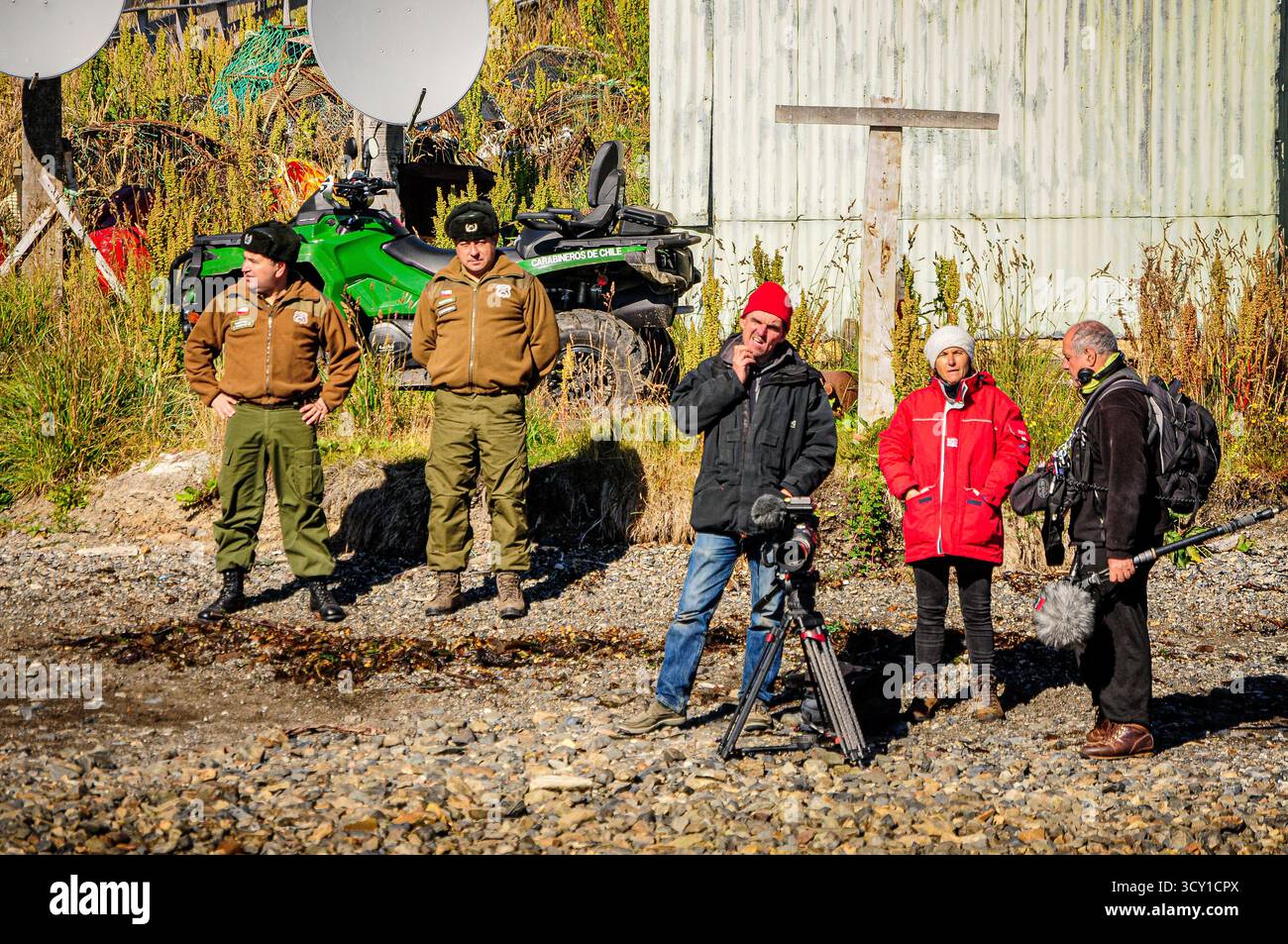 Puerto Toro, Cile: Sophie Bontemps, giornalista della serie televisiva francese Thalassa con agenti di polizia nella comunità abitata in modo permanente più meridionale del mondo Foto Stock