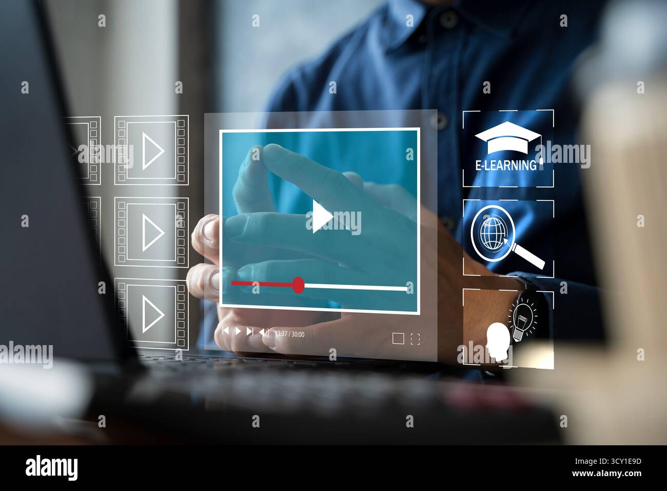 Concetto di e-learning e formazione online che mostra a una persona che utilizza un notebook con interfaccia lettore video virtuale, icone di studio e grafica digitale per l'addestramento Foto Stock