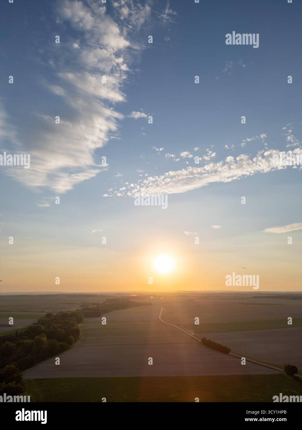 Bergnicourt, Rethel, Ardenne, Grand-Est, Francia, 28 agosto 2025, Un tramonto mozzafiato che illumina l'ampio orizzonte su tranquilli campi adornati da cieli azzurri Foto Stock
