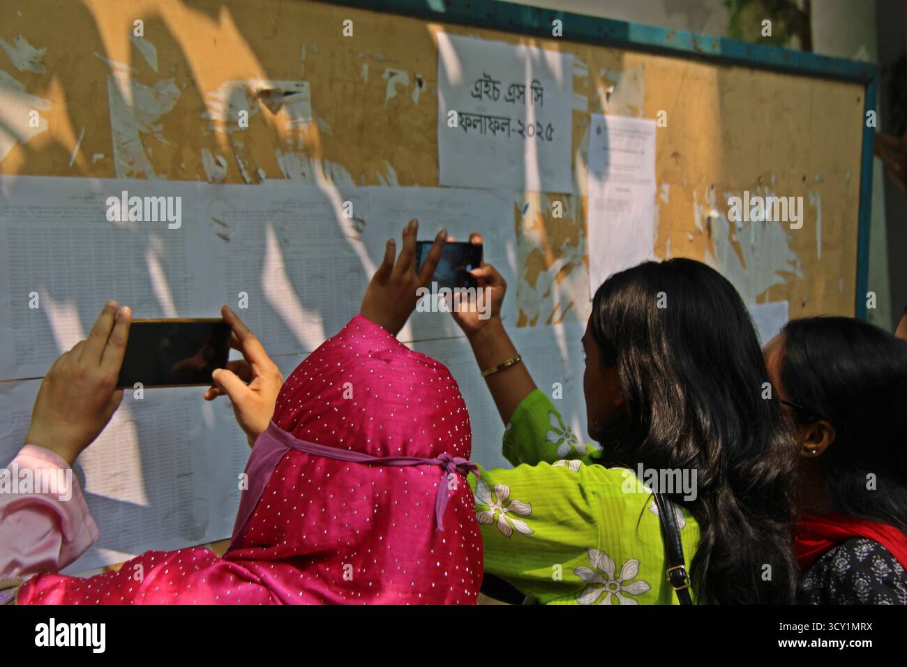 Dacca, Bangladesh. 16 ottobre 2025. Il tasso medio di superamento del certificato secondario superiore (HSC) e degli esami equivalenti per il 2025 è sceso al 58,83% in 11 consigli di amministrazione, segnando un calo del 18,95% rispetto al 77,78% dell'anno precedente. (Foto di Tahsin Ahmed/Pacific Press) crediti: Pacific Press Media Production Corp./Alamy Live News Foto Stock
