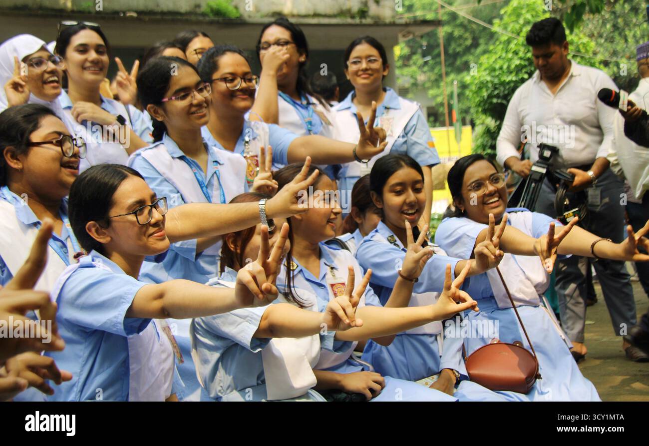 Dacca, Bangladesh. 16 ottobre 2025. Il tasso medio di superamento del certificato secondario superiore (HSC) e degli esami equivalenti per il 2025 è sceso al 58,83% in 11 consigli di amministrazione, segnando un calo del 18,95% rispetto al 77,78% dell'anno precedente. (Foto di Tahsin Ahmed/Pacific Press) crediti: Pacific Press Media Production Corp./Alamy Live News Foto Stock