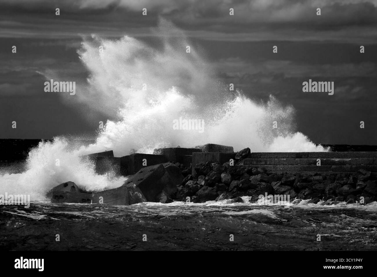 onde che colpiscono la riva. fotografia in bianco e nero in stile retrò Foto Stock