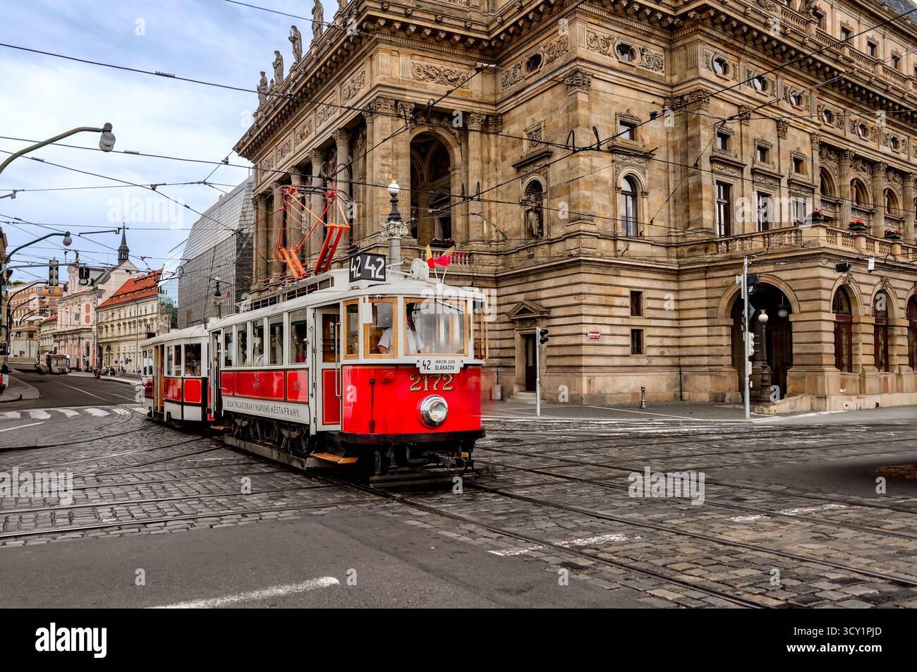 Storico tram numero 42 che passa di fronte al Teatro Nazionale di Praga, Repubblica Ceca Foto Stock
