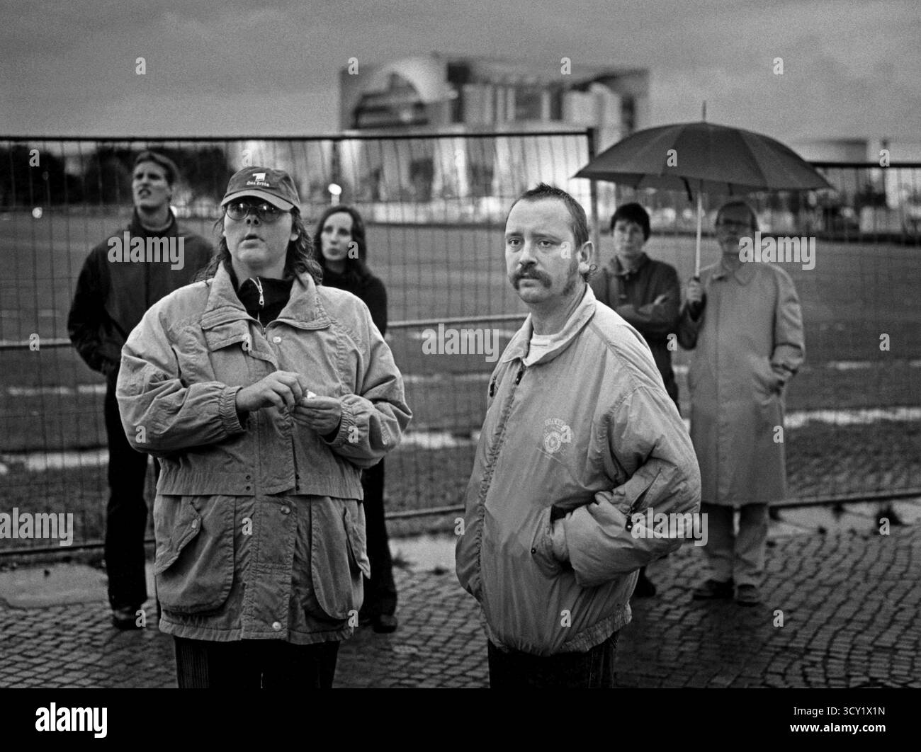 DEU, Germania, Berlino, 22.09.2002, la gente guarda i risultati delle elezioni su un grande schermo Foto Stock