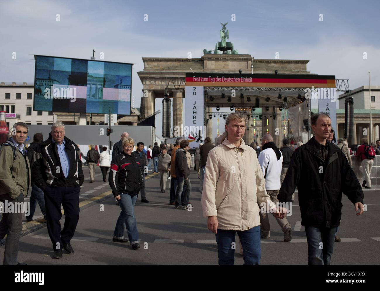 Scene di celebrazione alla vigilia del ventesimo anniversario dell'unità tedesca a Berlino Foto Stock