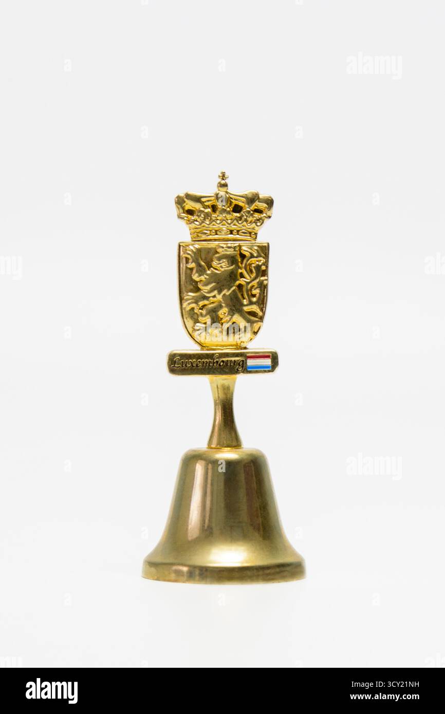 Hasselt. Limburgo - Belgio 13-03-2024. Piccola campana in metallo ricordo con motivi e incisioni. Iscrizione Lussemburgo. Su sfondo bianco Foto Stock