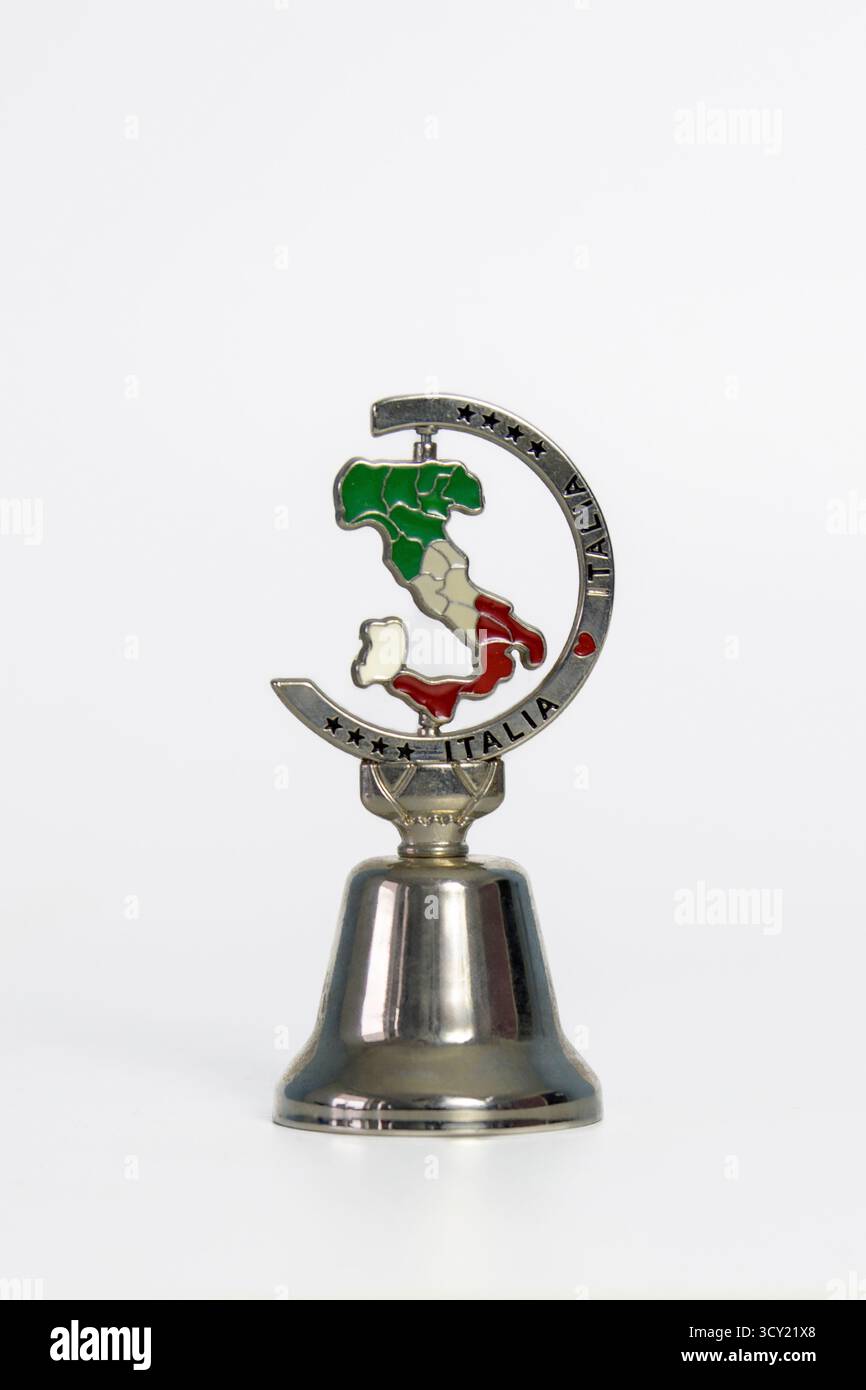 Hasselt. Limburgo - Belgio 13-03-2024. Campana souvenir in metallo con motivi e incisioni. Iscrizione Italia. Su sfondo bianco Foto Stock