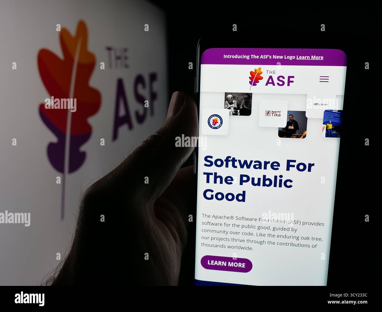 Germania. 6 ottobre 2025. In questa immagine, una persona ha in mano un cellulare con la pagina Web dell'organizzazione Apache software Foundation (ASF) sullo schermo davanti al logo. (Foto di Timon Schneider/SOPA Images/Sipa USA) *** esclusivamente per notizie editoriali **** credito: SIPA USA/Alamy Live News Foto Stock