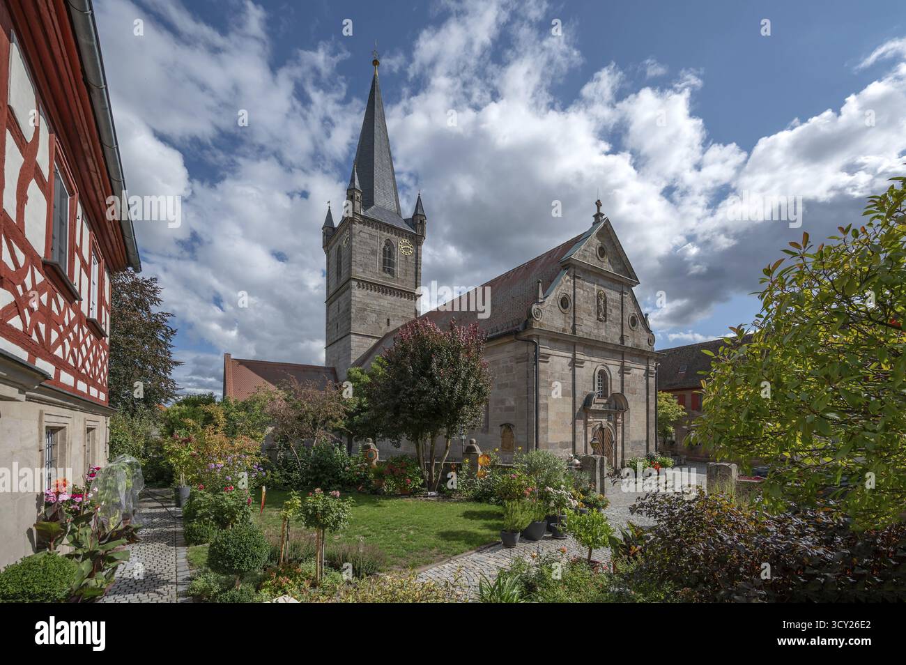 Chiesa di pellegrinaggio di Santa Maria, terza chiesa fortificata più grande della Germania, costruita tra il 1461 e il 1486, la canonica a sinistra, Hannberg, Media Franconia Foto Stock