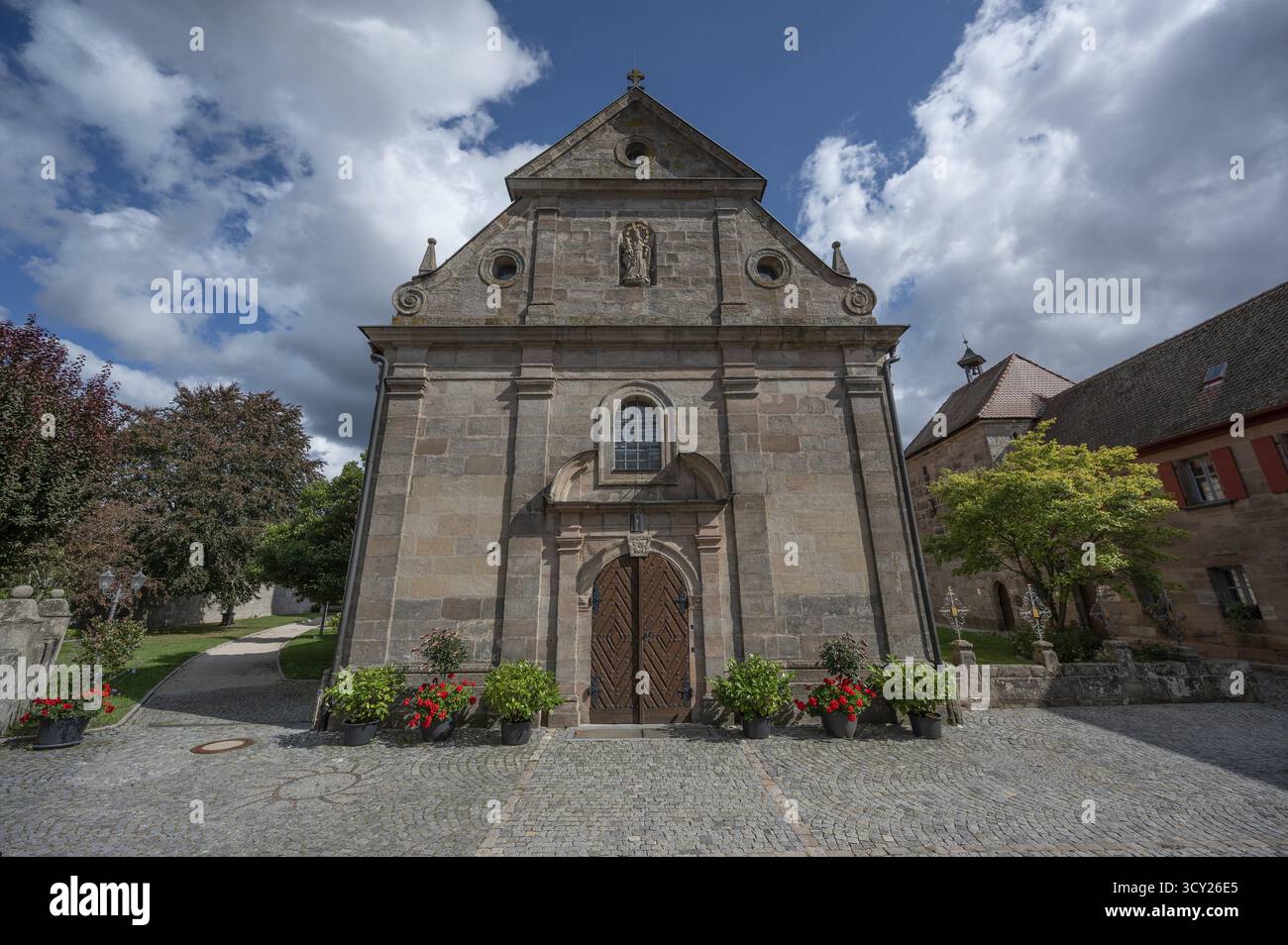 Facciata barocca della chiesa del pellegrinaggio di Santa Maria, la terza chiesa fortificata più grande della Germania, costruita tra il 1461 e il 1486, Hannberg, Media Franconia, Baviera Foto Stock