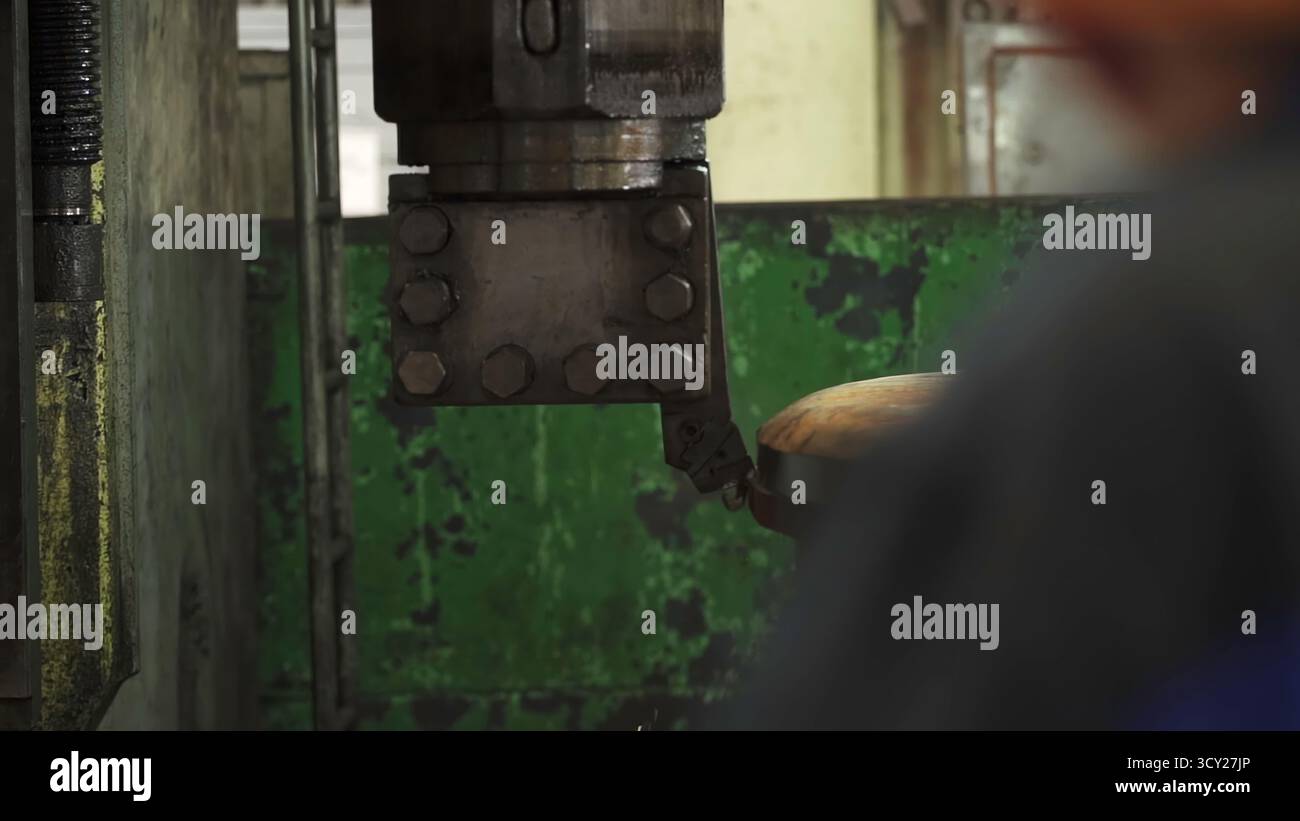 Braccio robotizzato industriale che timbra metallo in fabbrica. Fermo di scorta Foto Stock