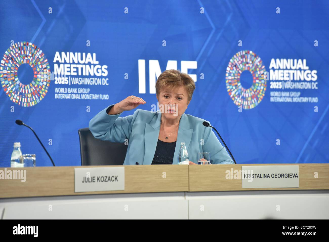 Washington, USA. 16 ottobre 2025. L'amministratore delegato del Fondo monetario internazionale (FMI) Kristalina Georgieva ha dichiarato a Washington che, sebbene la performance economica globale sia stata migliore del previsto, non ha ancora raggiunto il "livello richiesto" e l'incertezza è diventata la nuova normalità, 16 ottobre 2025, ora locale. Credito: Sha Hanting/China News Service/Alamy Live News Foto Stock