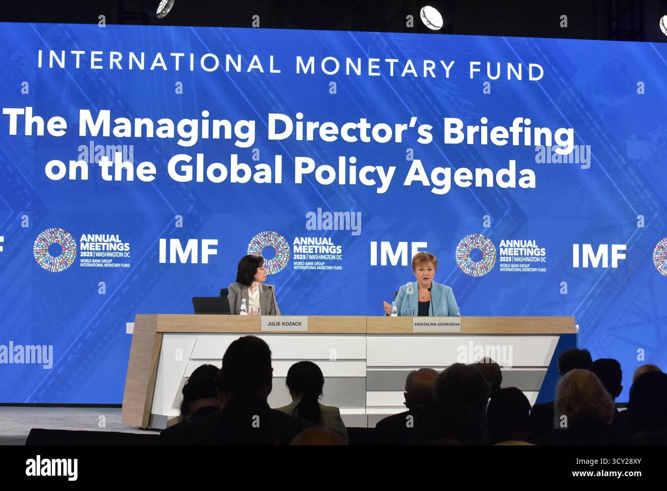 Washington, USA. 16 ottobre 2025. L'amministratore delegato del Fondo monetario internazionale (FMI) Kristalina Georgieva ha dichiarato a Washington che, sebbene la performance economica globale sia stata migliore del previsto, non ha ancora raggiunto il "livello richiesto" e l'incertezza è diventata la nuova normalità, 16 ottobre 2025, ora locale. Credito: Sha Hanting/China News Service/Alamy Live News Foto Stock