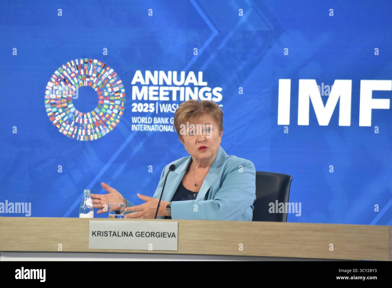 Washington, USA. 16 ottobre 2025. L'amministratore delegato del Fondo monetario internazionale (FMI) Kristalina Georgieva ha dichiarato a Washington che, sebbene la performance economica globale sia stata migliore del previsto, non ha ancora raggiunto il "livello richiesto" e l'incertezza è diventata la nuova normalità, 16 ottobre 2025, ora locale. Credito: Sha Hanting/China News Service/Alamy Live News Foto Stock