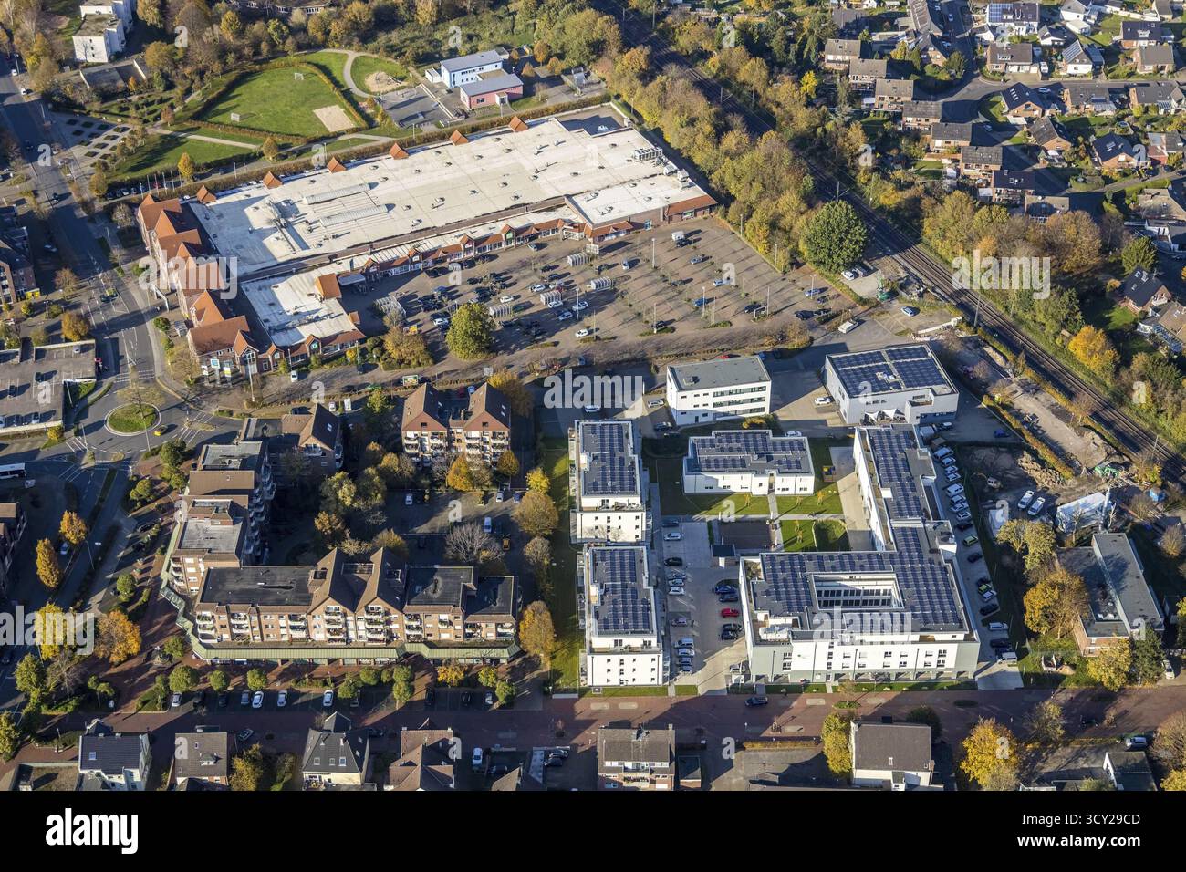 Vista aerea, Senioren-Park carpe diem Voerde, Voerde, regione della Ruhr, Renania settentrionale-Vestfalia, Germania, casa di riposo, casa per anziani, Bahnhofstrasse, Foto Stock