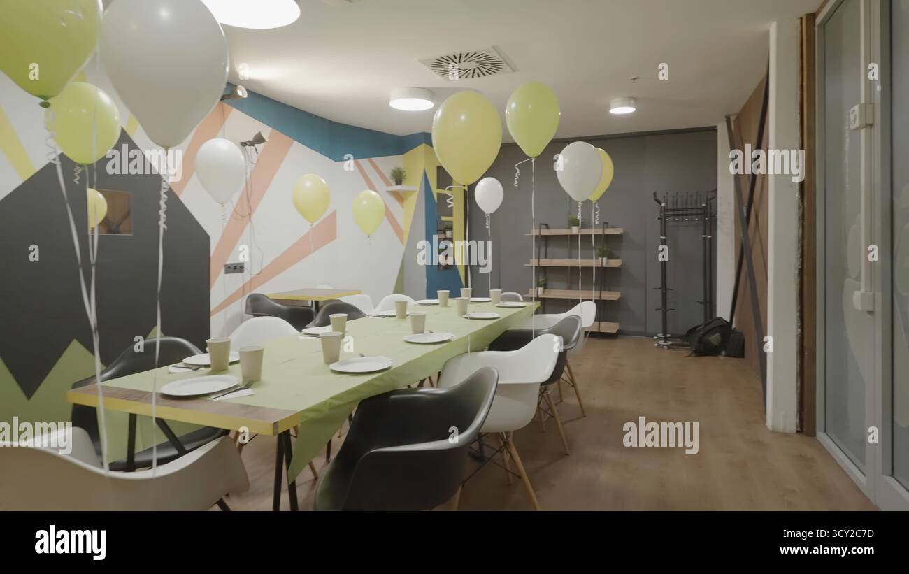 Sala giochi vuota decorata per una festa di compleanno dei bambini. Creatività Foto Stock