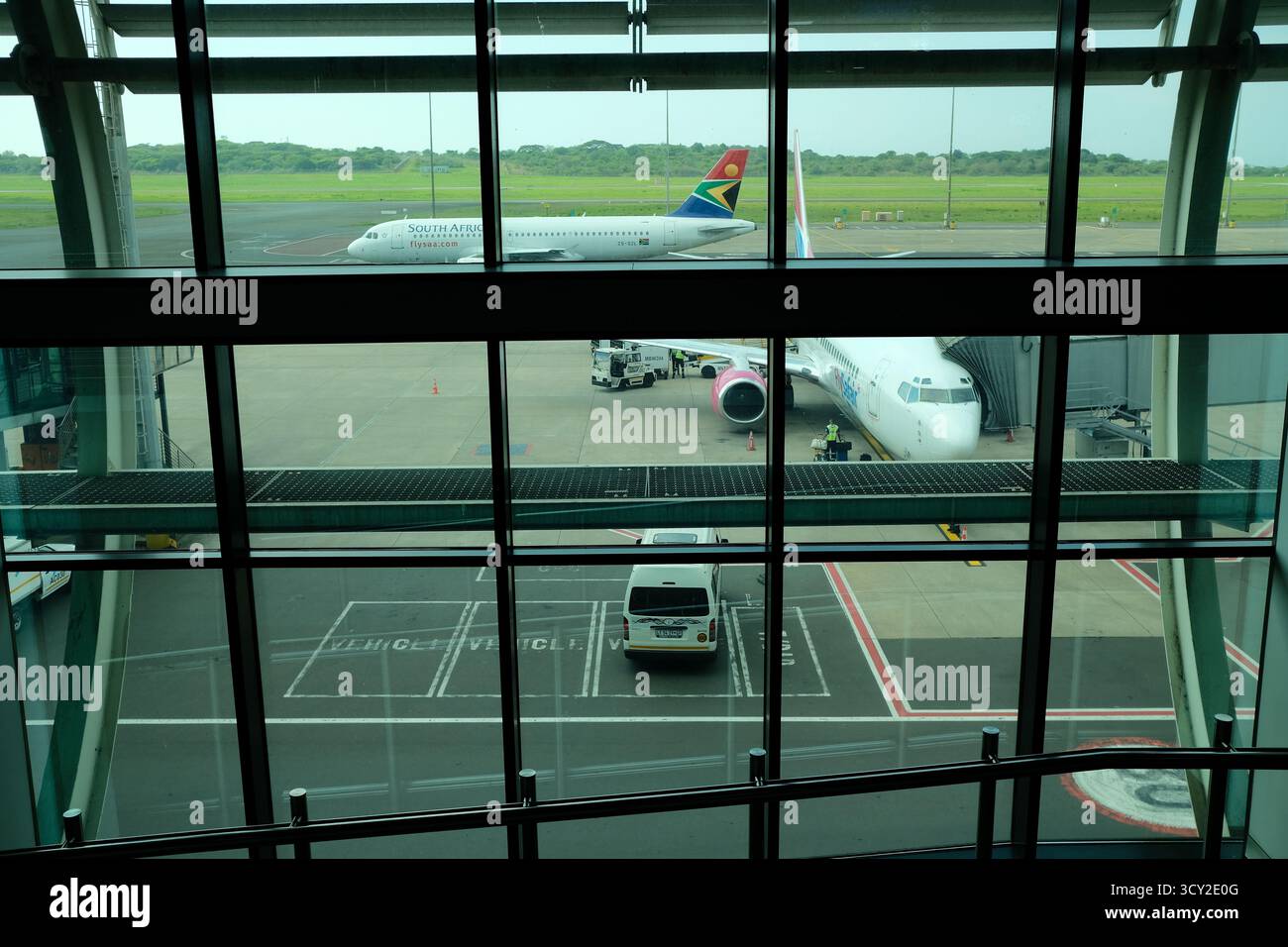 Una fotografia del grembiule principale dell'aeroporto King Shaka, scattata nell'ottobre 2025. Foto Stock