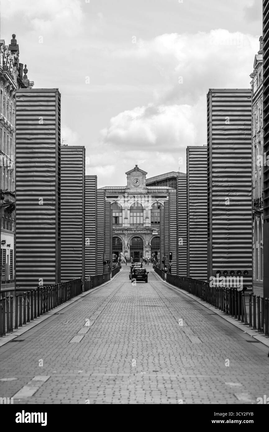 Facciate dell'edificio decorate artigianalmente sulla strada che porta alla stazione ferroviaria di Lille, Francia Foto Stock