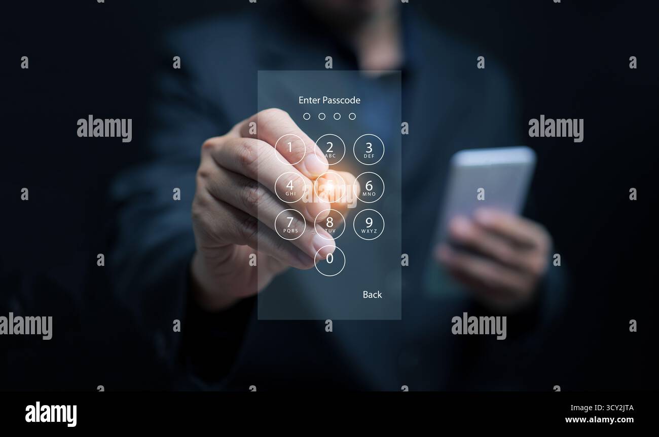 Primo piano dell'uomo che utilizza la tastiera touchscreen virtuale per sbloccare lo smartphone, il concetto di sicurezza informatica, l'accesso sicuro, la protezione dei dati digitali e la tecnologia Foto Stock