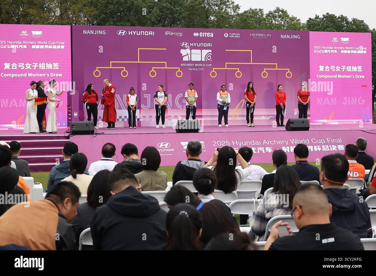 Gli atleti che gareggiano nella categoria composta femminile hanno fatto la loro apparizione alla cerimonia di sorteggio. Nanjing, Cina. 16 ottobre 2025. Il sorteggio e la cerimonia di apertura per la finale della Coppa del mondo di tiro con l'arco 2025 si sono svolti a Nanchino, capitale della provincia di Jiangsu nella Cina orientale, il 16 ottobre 2025. Credito: Yang Bo/China News Service/Alamy Live News Foto Stock