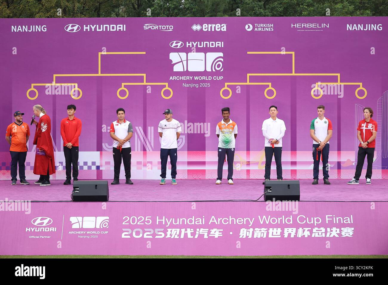 I concorrenti della divisione maschile sono apparsi alla cerimonia del sorteggio. Nanjing, Cina. 16 ottobre 2025. Il sorteggio e la cerimonia di apertura per la finale della Coppa del mondo di tiro con l'arco 2025 si sono svolti a Nanchino, capitale della provincia di Jiangsu nella Cina orientale, il 16 ottobre 2025. Credito: Yang Bo/China News Service/Alamy Live News Foto Stock