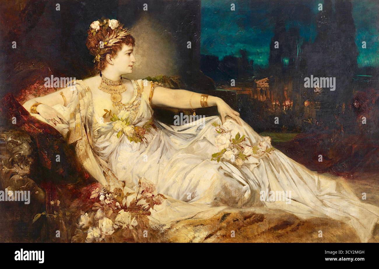 Hans Makart - Charlotte Wolter nel ruolo di Messalina - 1875 - il dipinto raffigura la celebre e tragica attrice Charlotte Wolter nel ruolo di Valeria Messalina, la terza moglie dell'imperatore romano Claudio. Viene mostrata sdraiata lussuosamente su un divano, indossando un abito bianco che scorre adornato di fiori e una corona dorata nei suoi capelli. Il suo sguardo è rivolto lontano dallo spettatore, dandole un'espressione premurosa. Lo sfondo presenta una scenografica scena illuminata al crepuscolo con architettura classica, che contribuisce a creare un'atmosfera da sogno e di ispirazione antica. Foto Stock