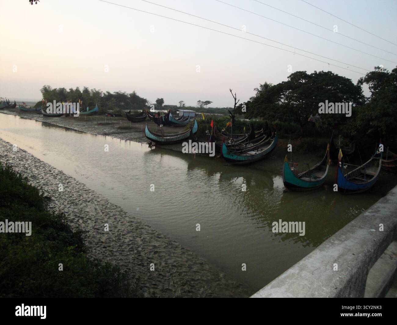Barca da pesca vicino a Inani Beach: Vita costiera tradizionale e bellezza paesaggistica del Cox's Bazar Foto Stock