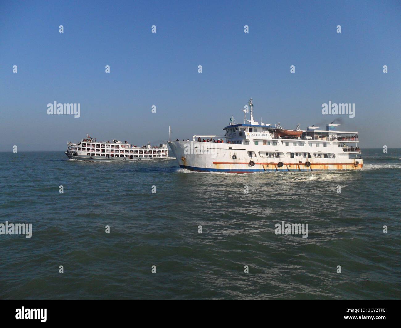Nave diretta a St. Martin's Island - viaggio attraverso la Baia Blu del Bengala fino al paradiso corallino del Bangladesh Foto Stock