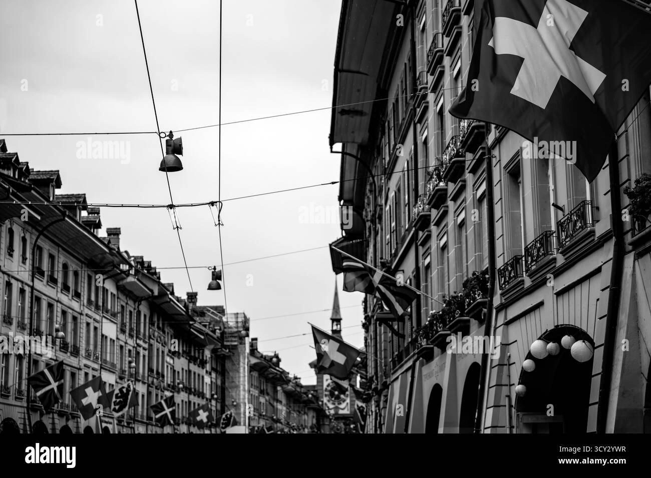 Splendida Old Main City Street con il vecchio edificio e le bandiere in una giornata di pioggia nella città di Berna, Canton Berna, Svizzera. *** Didascalia locale *** città, città Foto Stock