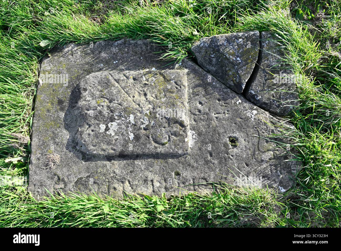 Resti della lapide in pietra di Grizal nella vecchia chiesa parrocchiale in rovina, Ardrossan Scotland Foto Stock
