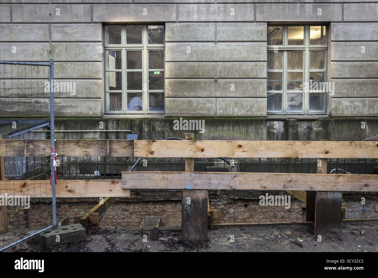 DEU Germania Germania Berlino impressioni dell'Università Humboldt Unter den Linden. Cantiere nel cortile dell'università. La causa presunta è m Foto Stock