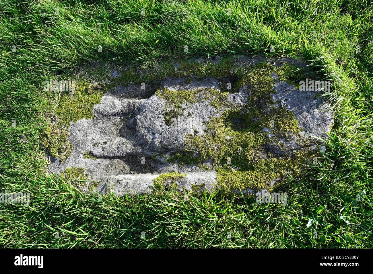 Resti della pietra di Fergus, lapide nella vecchia chiesa parrocchiale in rovina, Ardrossan Scotland Foto Stock