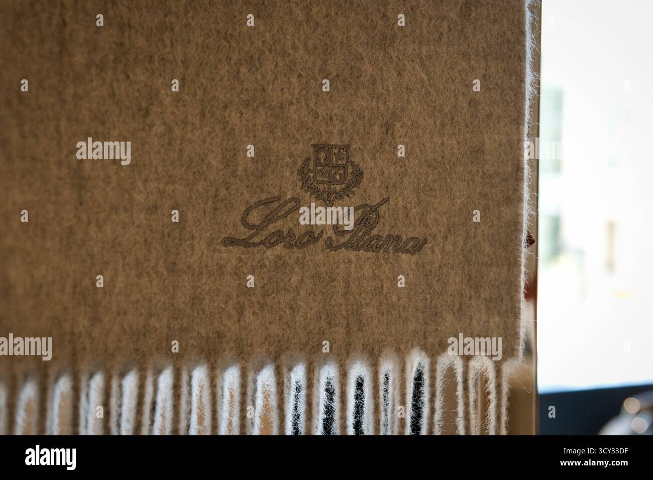 Logo loro piana ricamato su una sciarpa Foto Stock