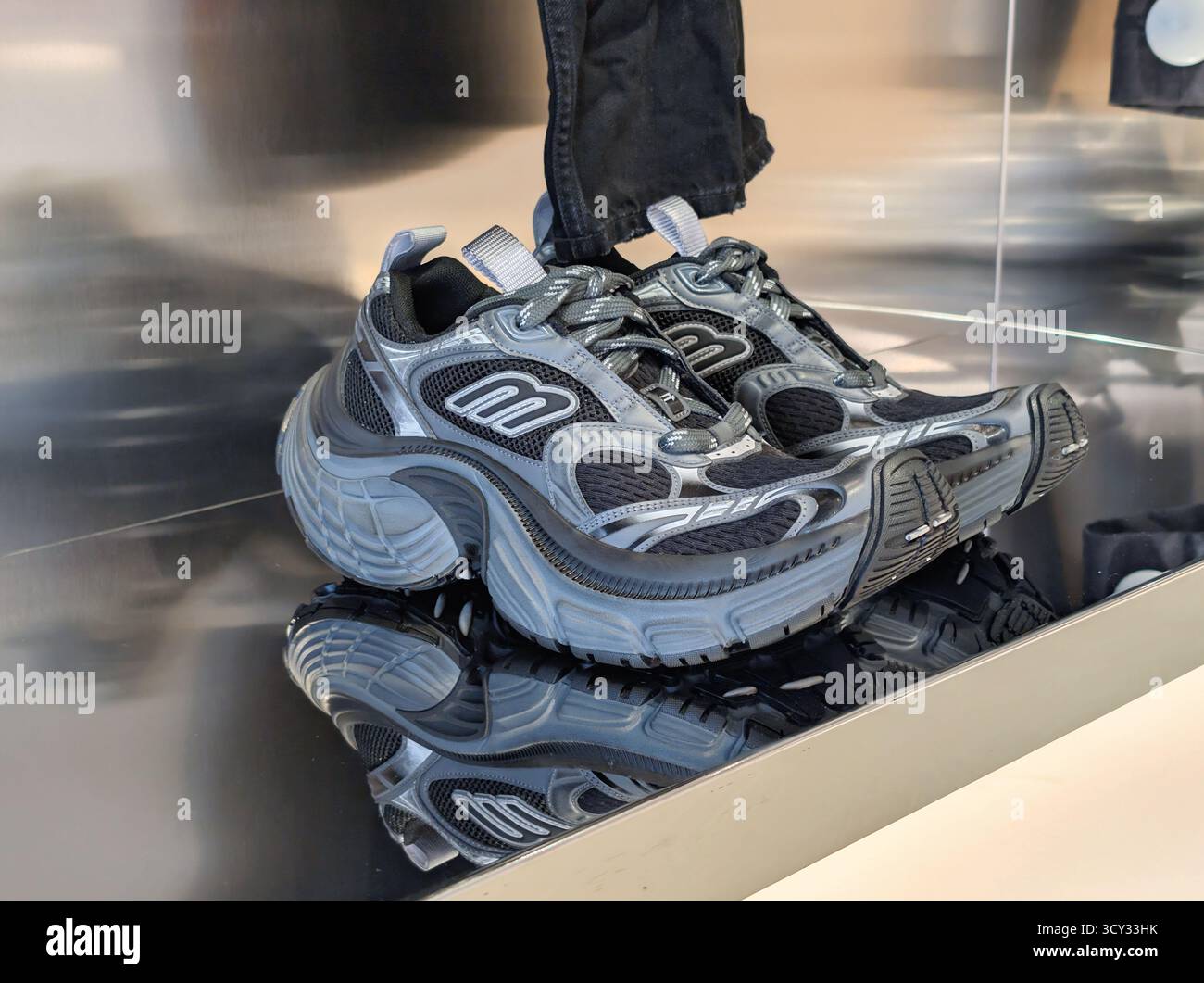 Scarpe da ginnastica Balenciaga esposte in un negozio di moda Foto Stock